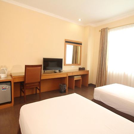 Hotel Astoria Lampung Бандар-Лампунг Экстерьер фото