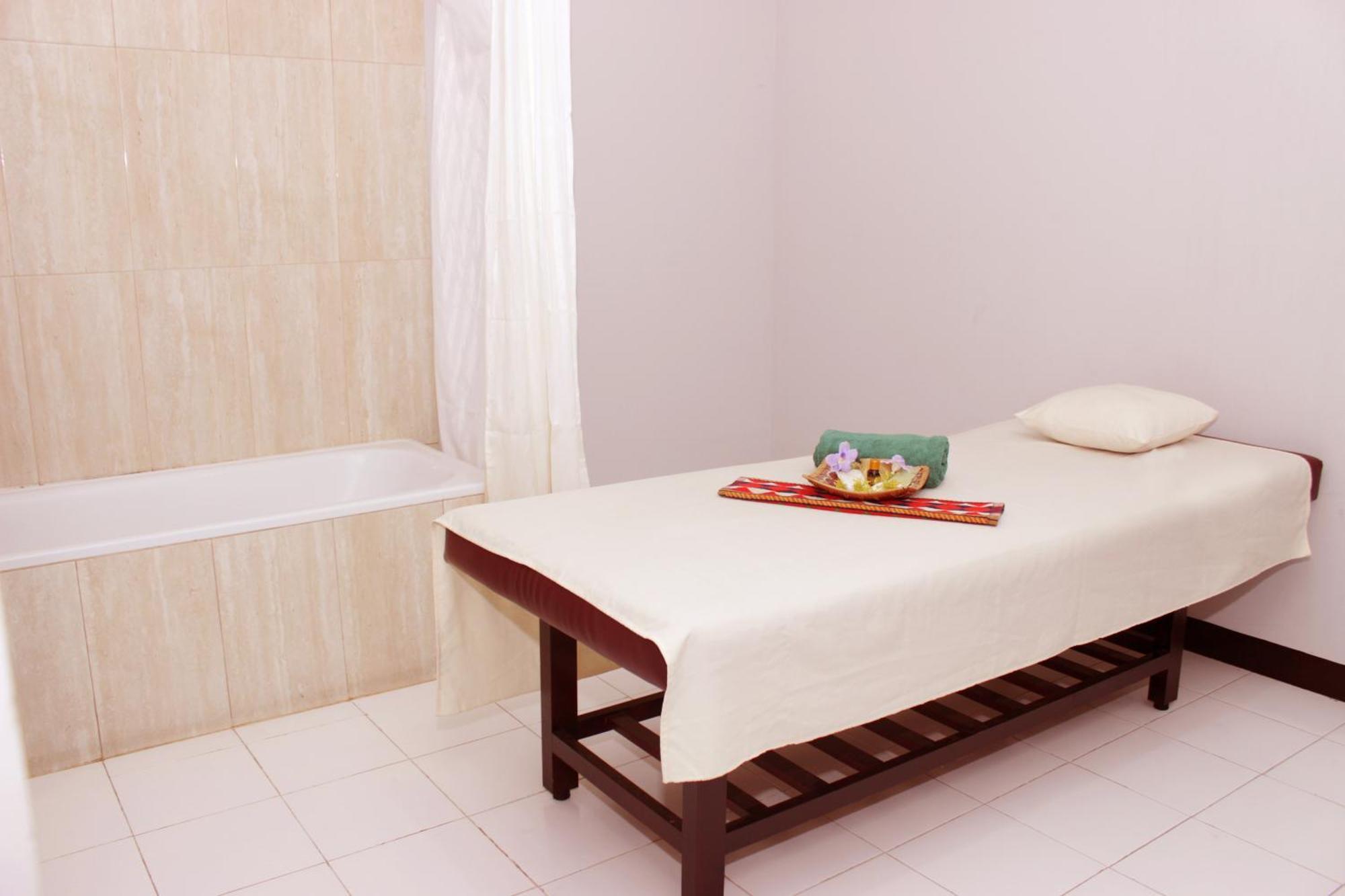 Hotel Astoria Lampung Бандар-Лампунг Экстерьер фото